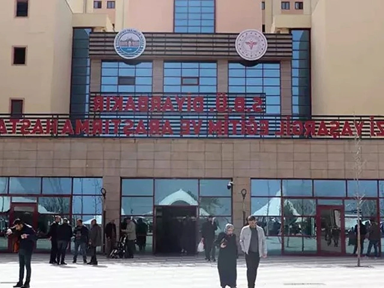 Hastane bahçesinde yaşanan olayda 2 güvenlik görevlisi dahil olmak üzere 8 kişi yaralandı.