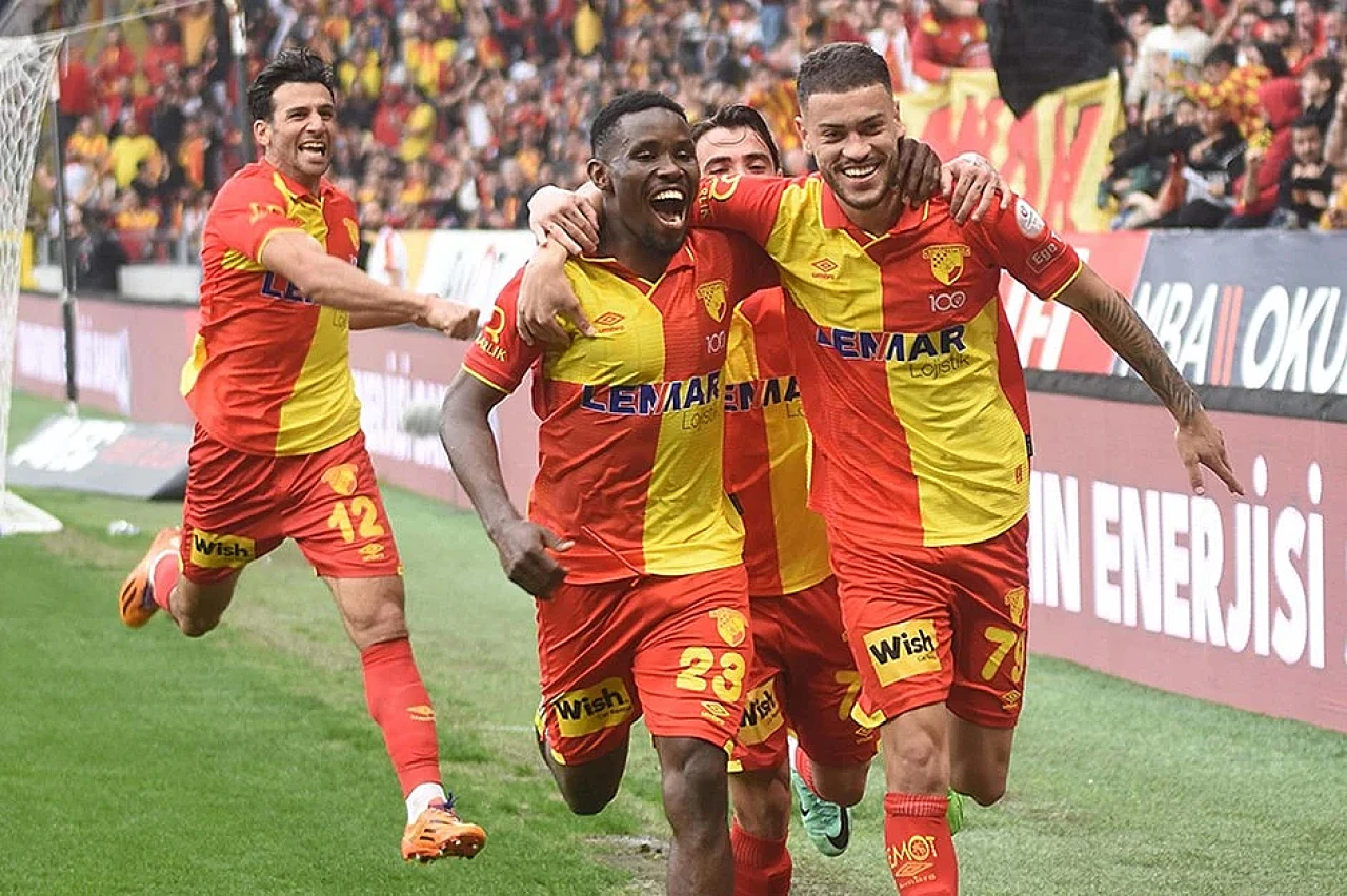 Özgür Özel: “süper Lig’e Yükselen Göztepe’yi Tebrik Ediyor, Önümüzdeki Sezonda Başarılar Diliyorum”
