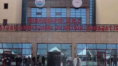Hastane bahçesinde yaşanan olayda 2 güvenlik görevlisi dahil olmak üzere 8 kişi yaralandı.