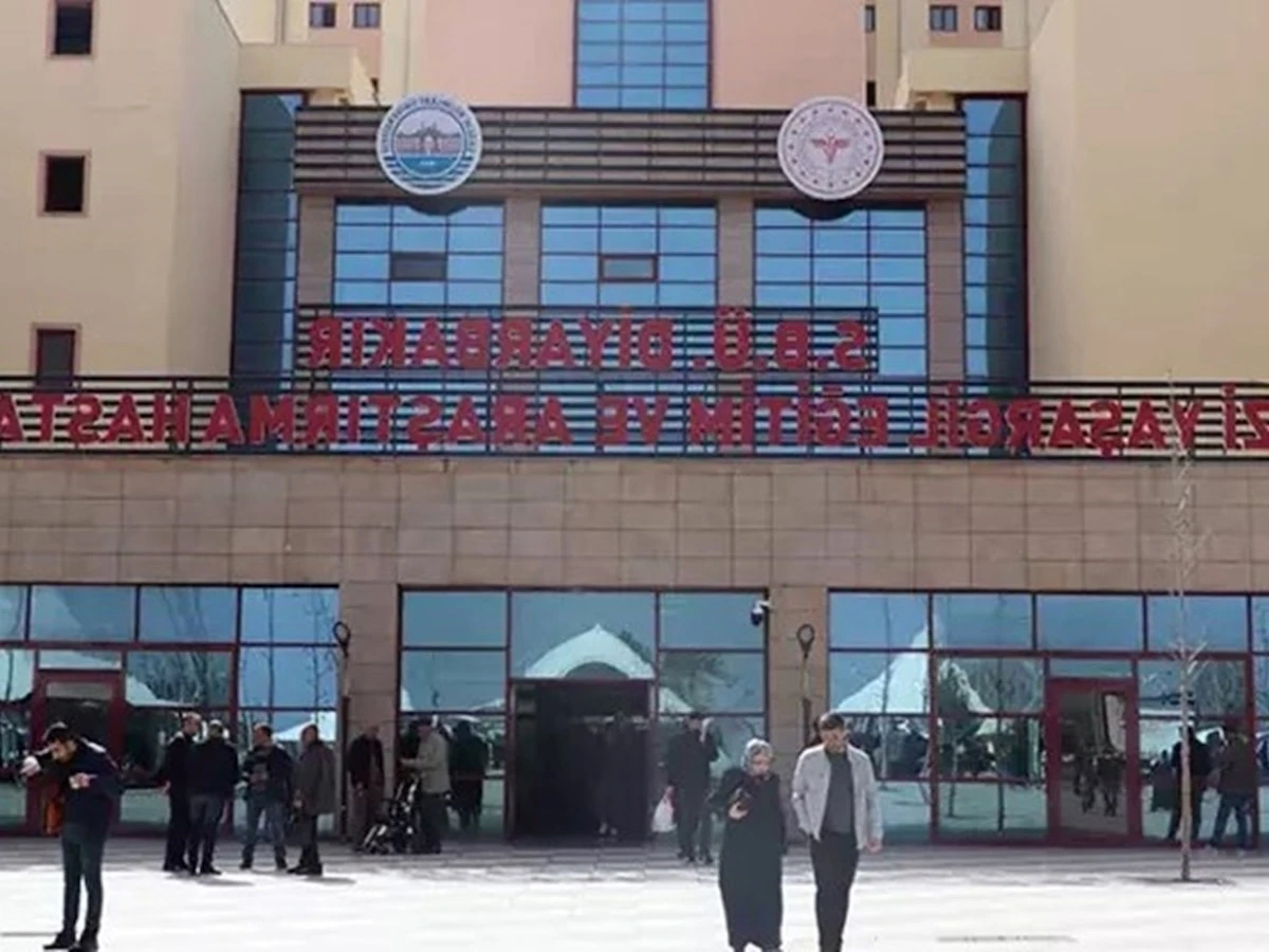 Hastane bahçesinde yaşanan olayda 2 güvenlik görevlisi dahil olmak üzere 8 kişi yaralandı.